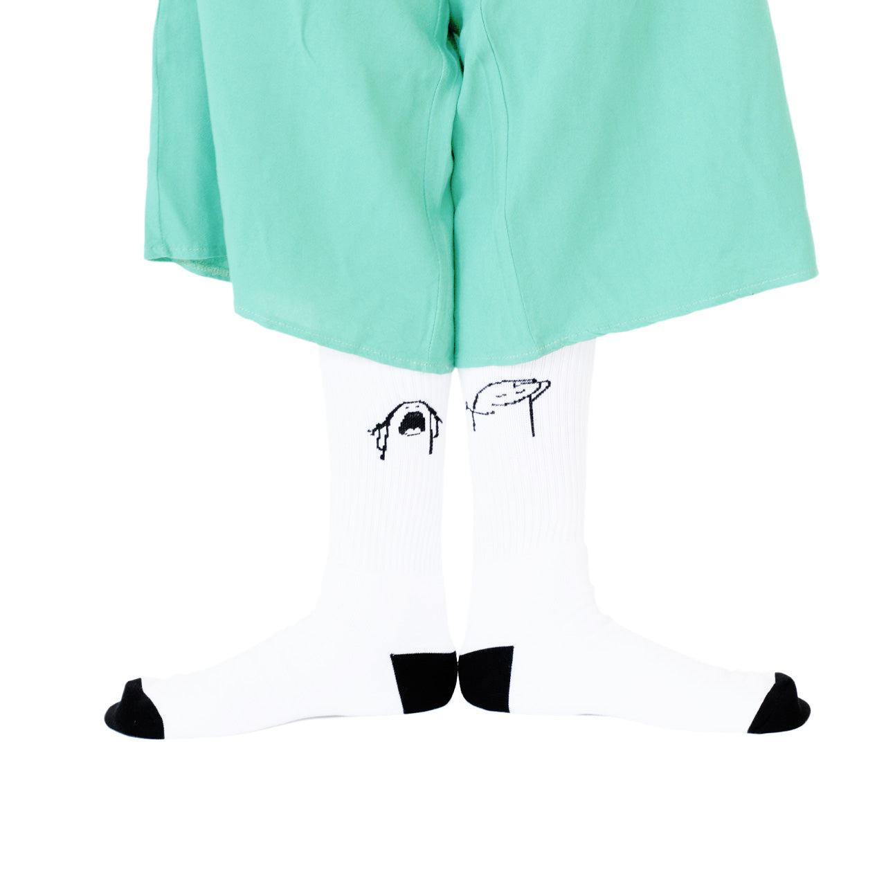 Calcetines deportivos con estampado de dibujo tóxica marca Skunk Socks vista calcetín puesto