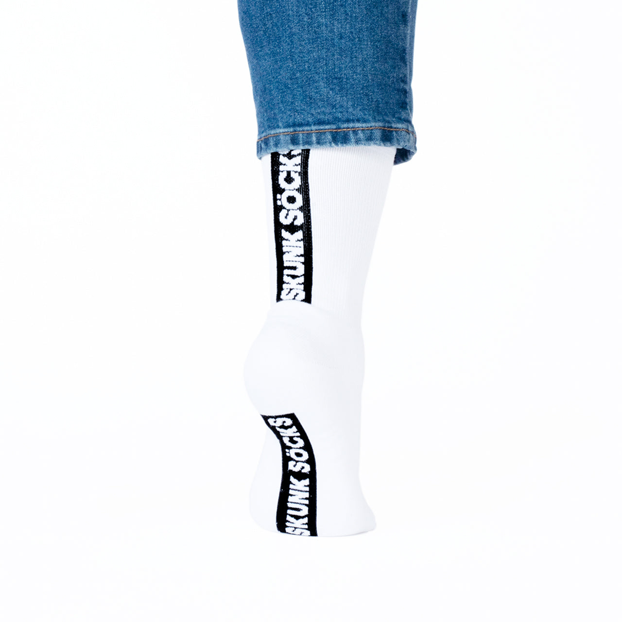 Calcetines deportivos con estampado de marca Skunk Socks vista trasera